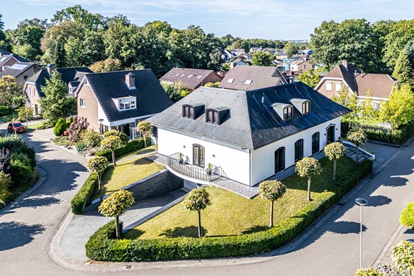 Foto - Te koop: Op een schitterende en rustige locatie in de geliefde villawijk "Moltbos" staat deze stijlvolle, vrijstaande villa met een uitzonderlijk royaal woonoppervlak.